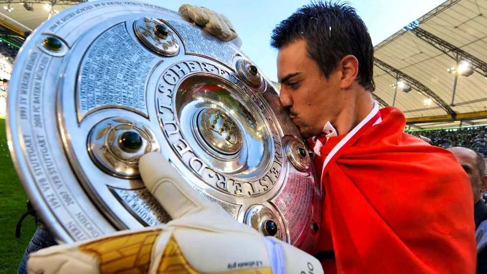 A kiss for the championship trophy from Wolfsburg goalie Diego Benaglio.