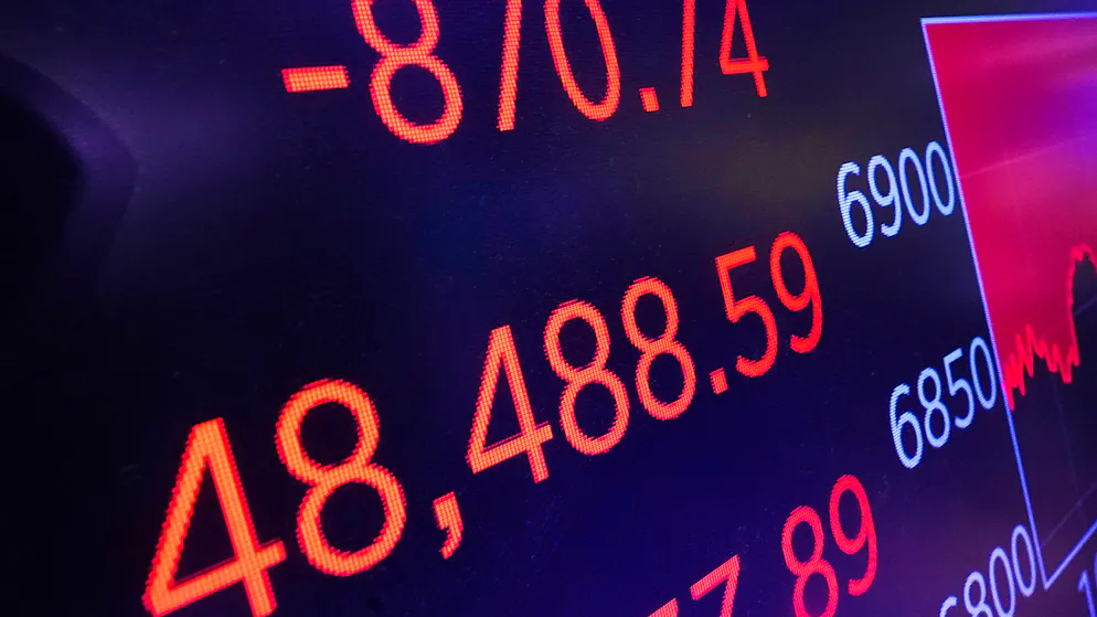 La flambée historique des prix du pétrole lundi au-dessus des 100 dollars le baril au dixième jour de la guerre au Moyen-Orient fait plonger les marchés boursiers.
