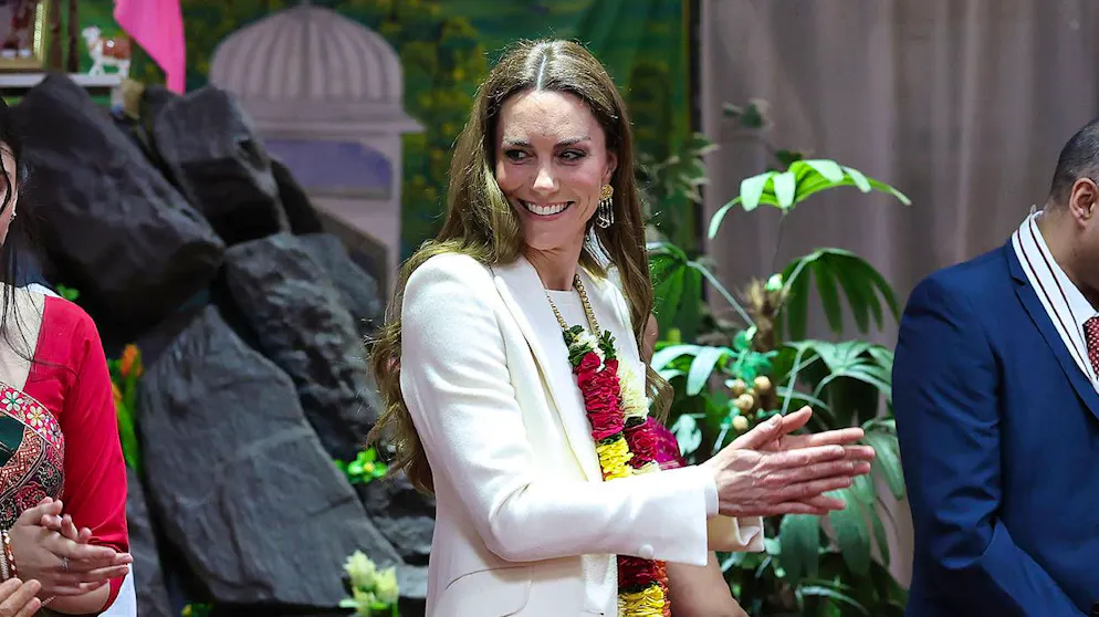 Una giornata curiosa. La principessa Kate sorprende tutti: balla Bollywood a piedi nudi mentre William...
