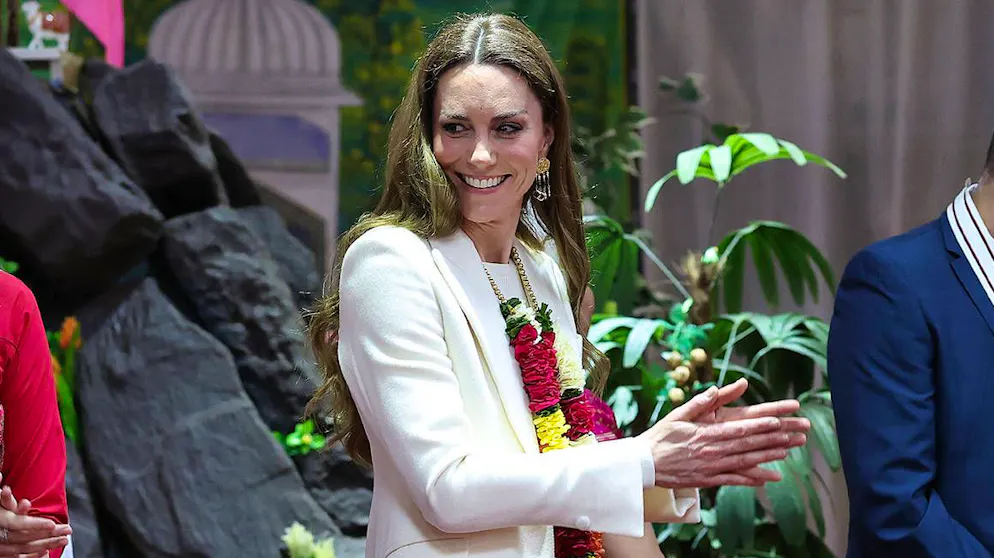 Una giornata curiosa. Kate Middleton sorprende tutti: balla Bollywood a piedi nudi mentre William prepara pasty