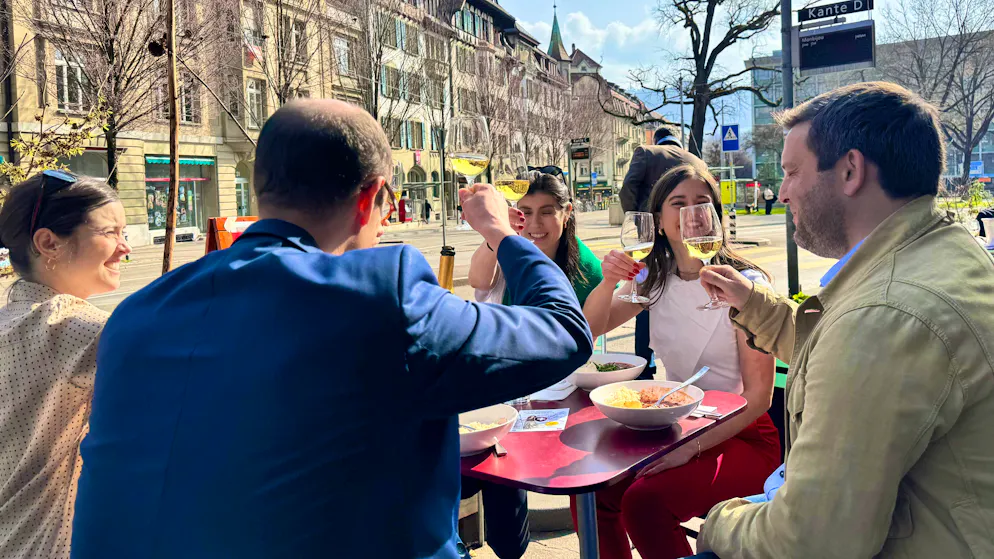 Laura Zimmermann (à gauche) avec le député au Conseil national du centre Martin Candinas (de dos), deux collaboratrices de campagne et le député socialiste Jon Pult lors du déjeuner après la victoire du vote.