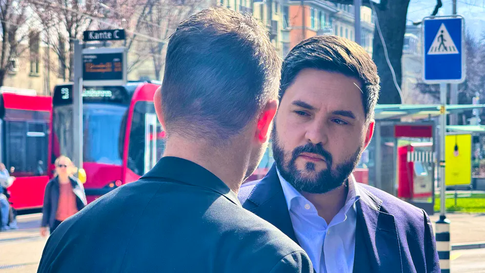 Le coprésident du PS Cédric Wermuth (à droite) en discussion avec David Schärer.