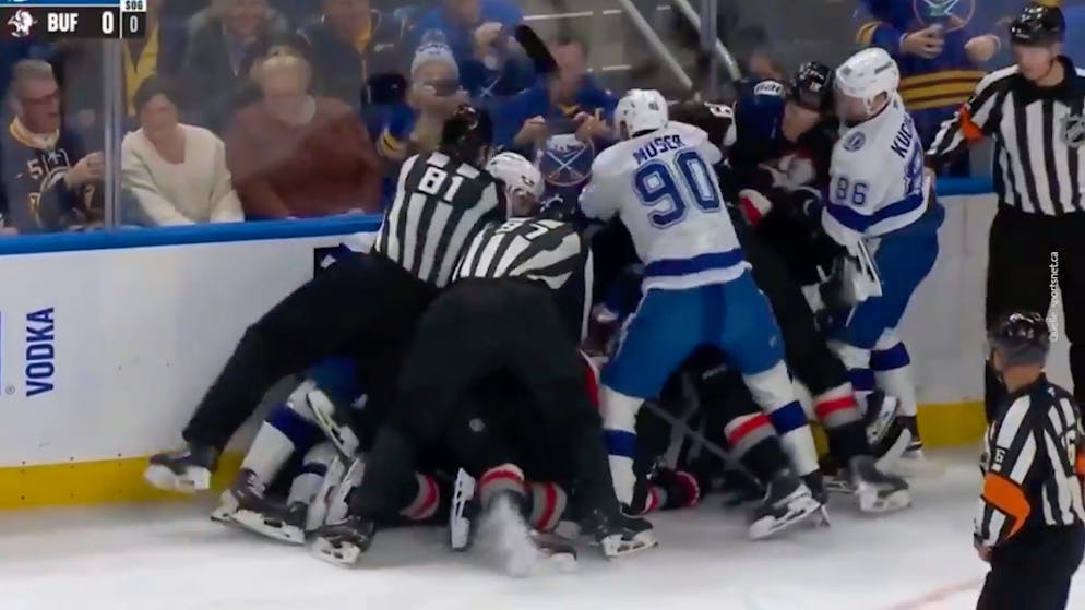 NHL-Duell eskaliert komplett. Zwischen Buffalo und Tampa fliegen die Fäuste – Schweizer Nati-Star mittendrin