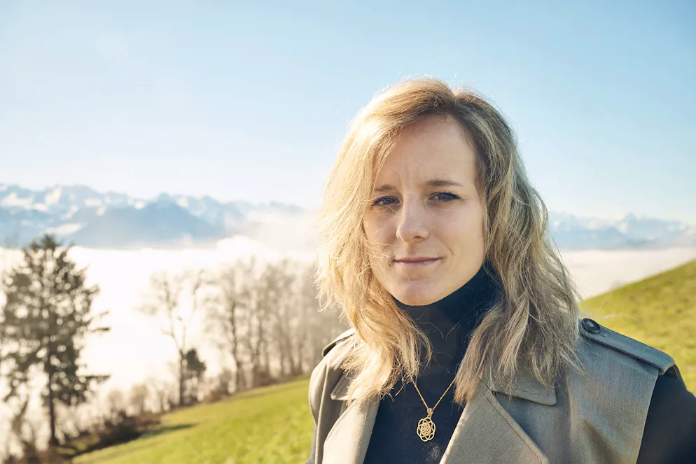 Postfinance: Eishockeypielerin Lara Stadler. Über dem Nebel erzählt Eishockeyspielerin Lara Stalder, wie stark der Schicksalsschlag ihr Leben prägt.