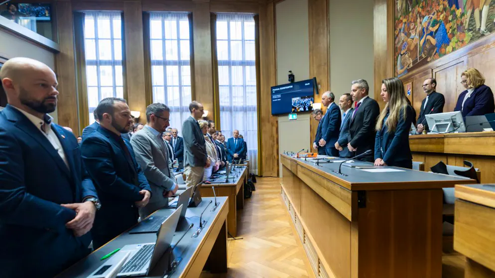 Zu Beginn der März-Sitzung des Walliser Grossen Rates wurde am Montag eine Schweigeminute zum Gedenken an die Opfer der Brandkatastrophe von Crans-Montana eingelegt.