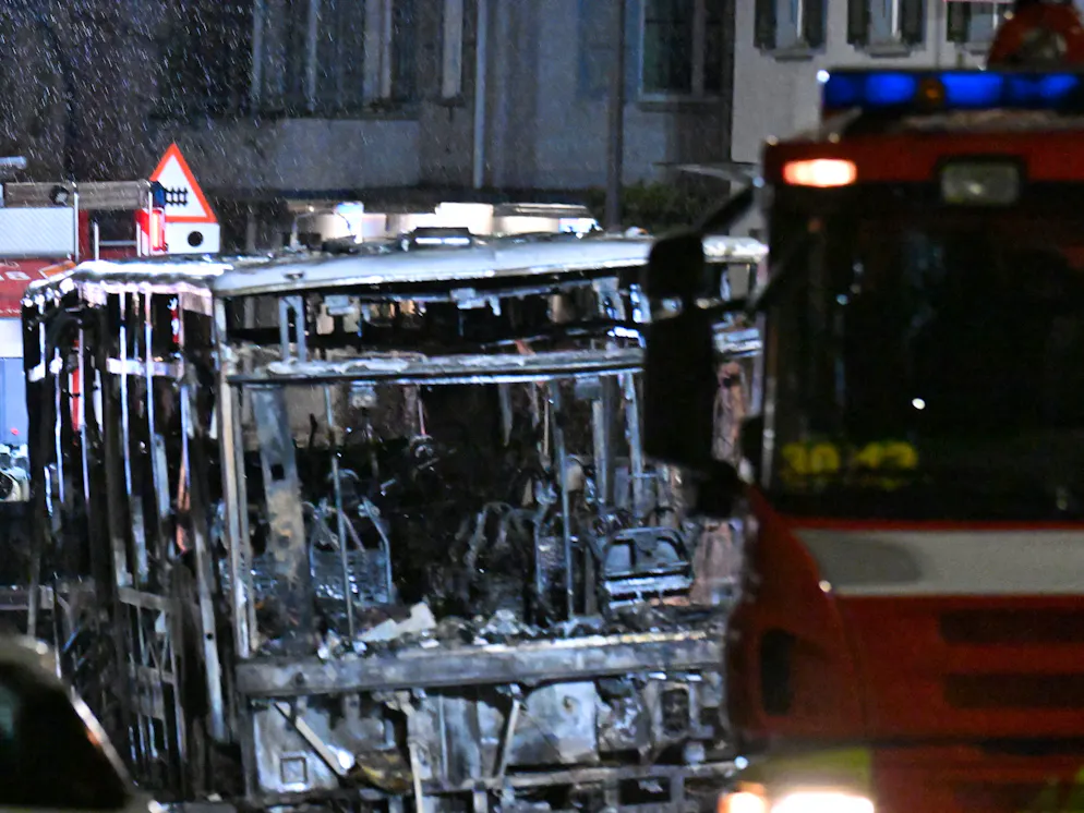 Postauto-Brand in Kerzers FR. Ein Postauto ist am Dienstagnachmittag im Zentrum von Kerzers FR in Flammen aufgegangen.