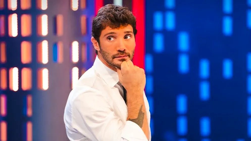 Riflessione sul futuro. Stefano De Martino a Le Iene: «Sanremo 2027? Ci penserei»