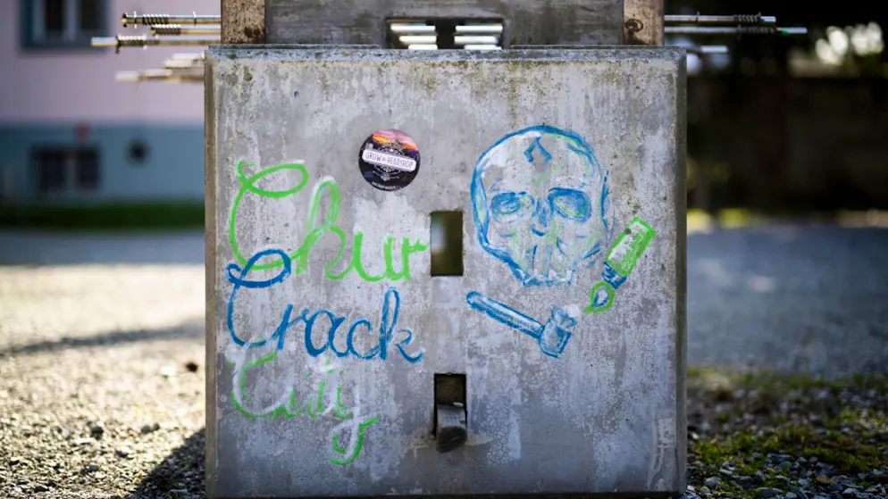 Scena della droga a Coira; la battaglia di Werner Erb. Un graffito con la scritta "Chur Crack City". A destra il disegno di una pipetta che viene usata per fumare la cocaina.