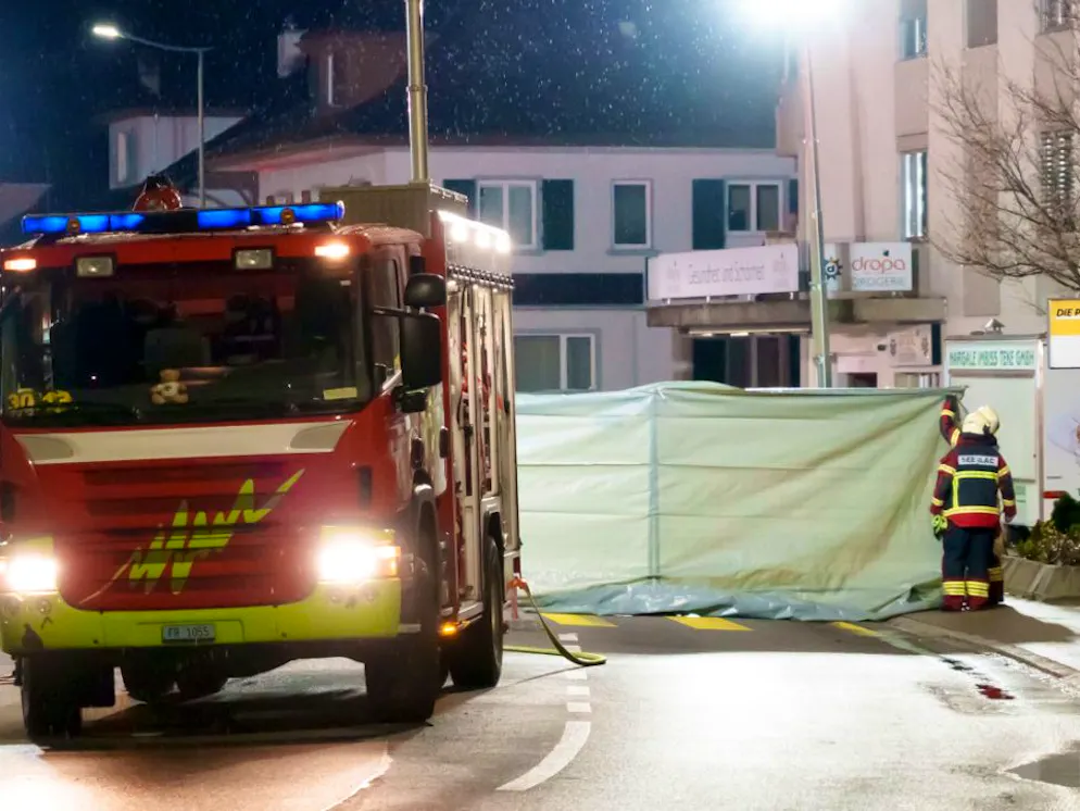Postauto-Brand in Kerzers FR. Der Ort des Geschehens wurde umgehend abgesperrt.