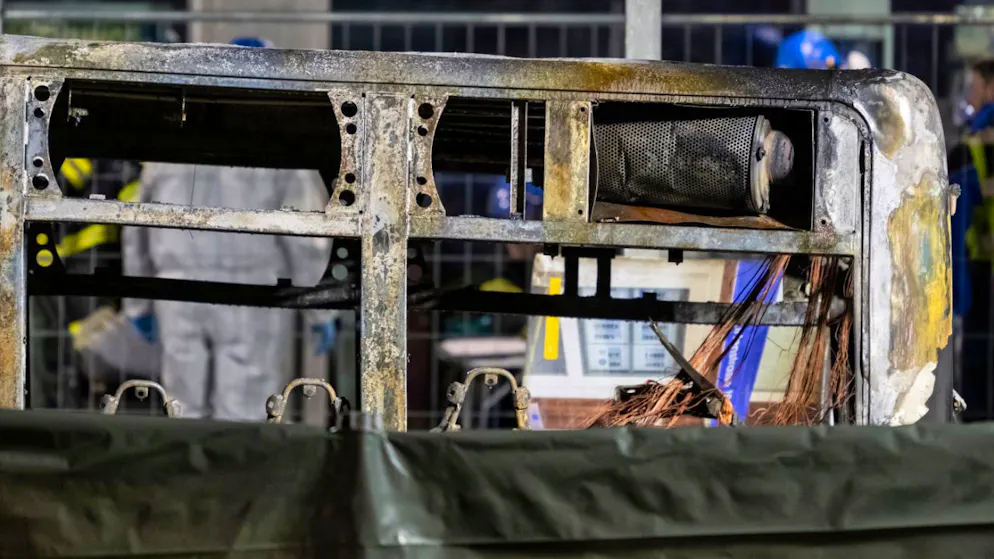 Car postal en feu à Chiètres: 6 morts et 5 blessés, acte volontaire - Gallery. Six morts et quatre blessés ont été retirés du bus, entièrement calciné mardi à Chiètres.