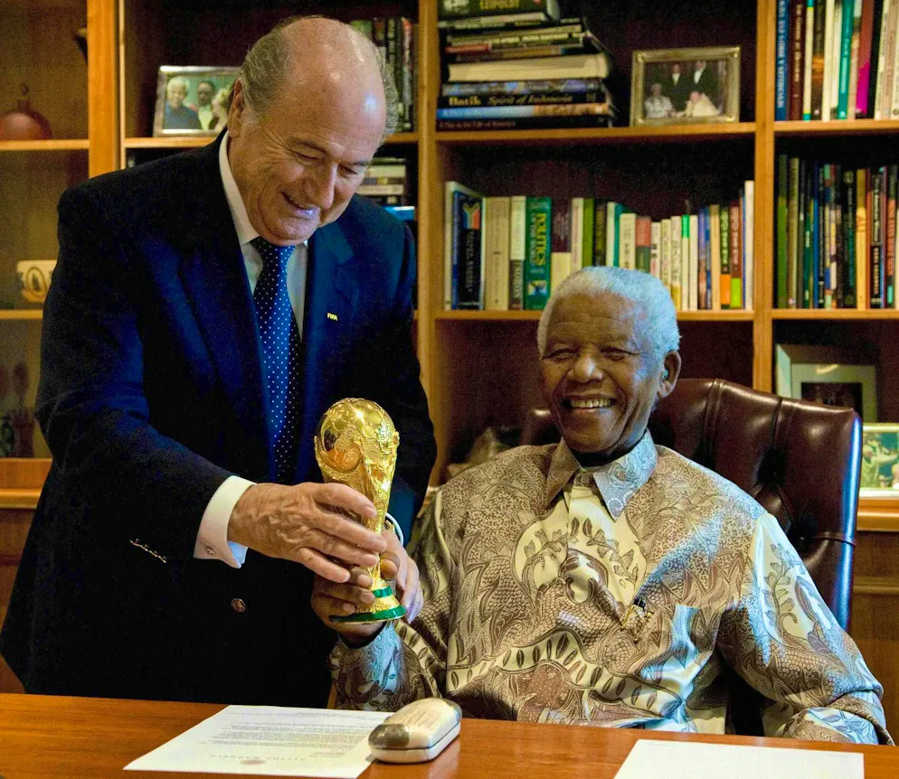 Sepp Blatter e Nelson Mandela durante un incontro a Johannesburg nel settembre 2008,