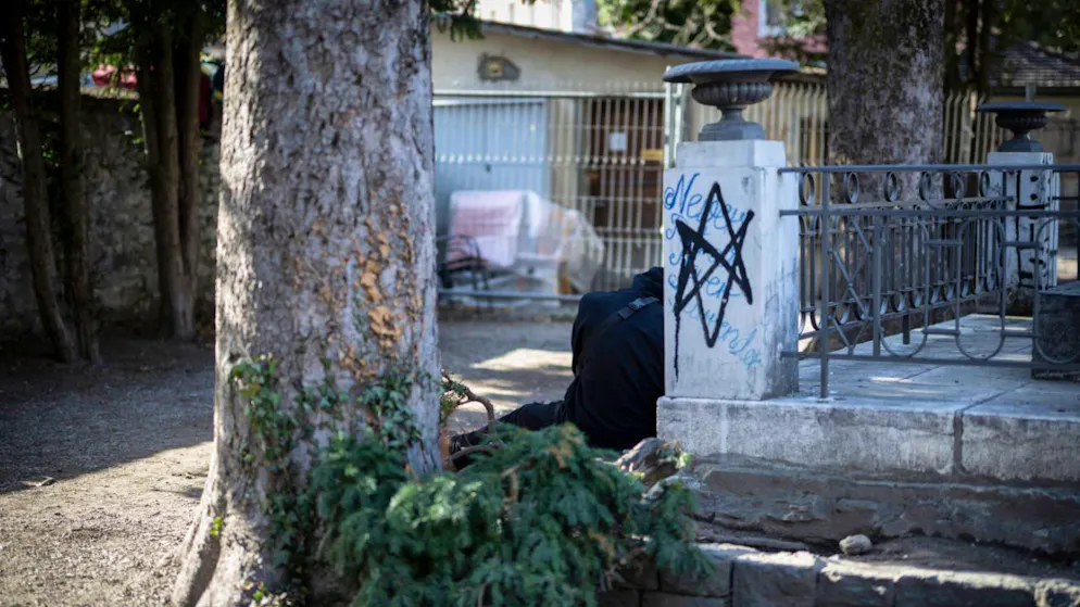 Scena della droga a Coira; la battaglia di Werner Erb. Un uomo seduto all'ombra della statua dedicata al poeta Johann Gaudenz von Salis. Allo Stadtgarten si intrecciano i destini di molte persone.