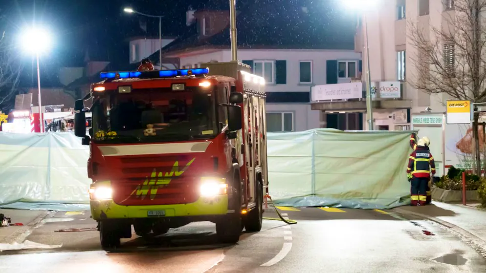 La tragedia di Kherzers. I pompieri sul luogo dell'incendio.