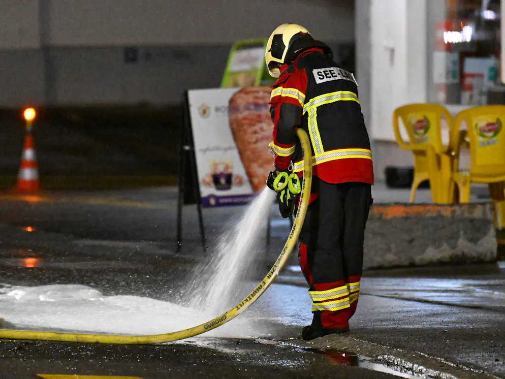 Postauto-Brand in Kerzers FR. Die Ermittlungen laufen weiter. Derzeit geht die Polizei von Brandstiftung aus.