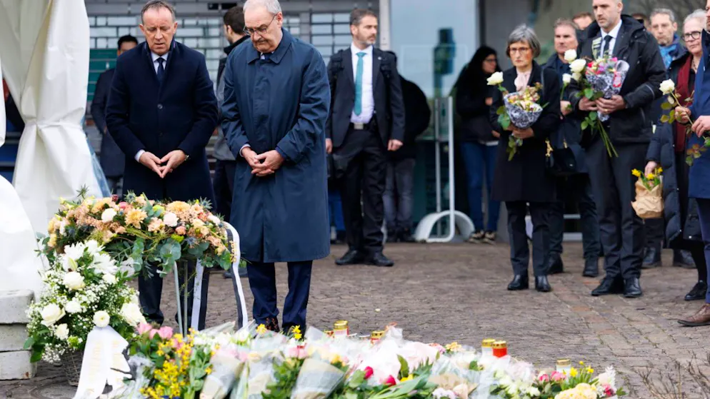 Le président de la Confédération Guy Parmelin, à droite avec le président du Conseil d'Etat fribourgeois Philippe Demierre, a déposé des fleurs sur les lieux du drame à Chiètres (FR).