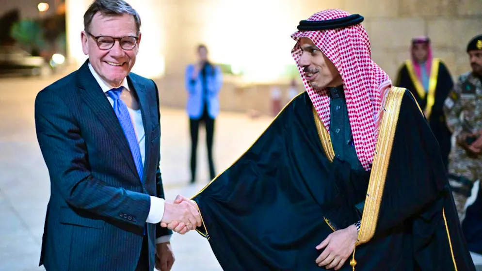 Johann Wadephul (l, CDU), Foreign Minister, and Faisal bin Farhan, Foreign Minister of Saudi Arabia, shake hands in the Foreign Ministry. Against the backdrop of the Iran war, the Foreign Minister meets his Saudi counterpart. Photo: Sebastian Christoph Gollnow/dpa
