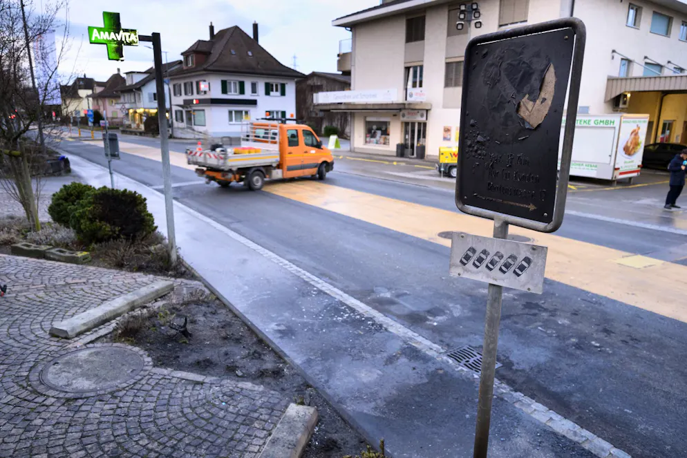 Postauto-Brand in Kerzers FR. Am Mittwochmorgen war die Strasse wieder befahrbar.
