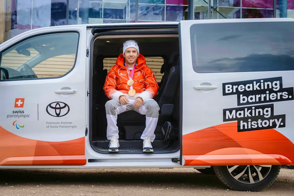 Galleria Toyota Paralimpiadi it. Ecco come viaggiano i vincitori a Cortina – in Toyota verso la cerimonia di premiazione.