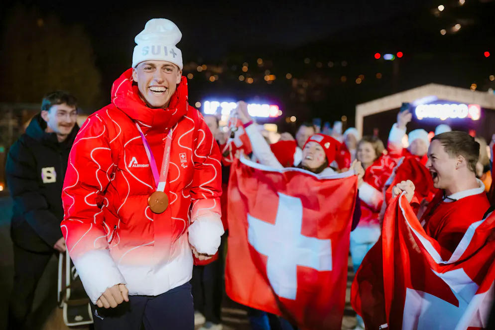 Galleria Toyota Paralimpiadi it. Aron Fahrni splende per il bronzo nello snowboard cross e festeggia con amici e famiglia alla House of Switzerland.