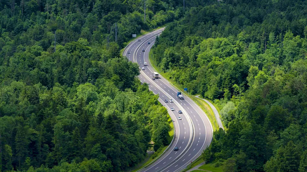 Ecco cos'è successo. Donna mostra il sedere nudo in autostrada a una poliziotta e finisce in tribunale