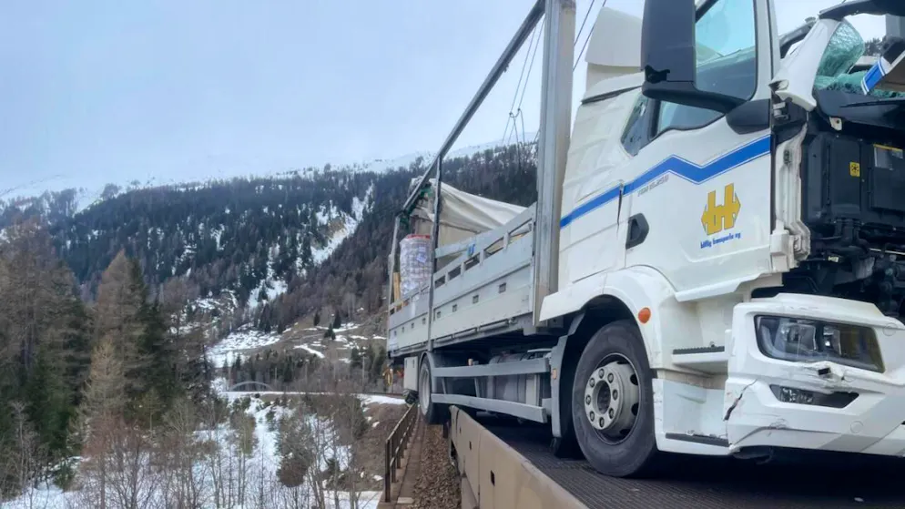 Abgestellter Zug beschädigt. Verrutschter Lastwagen bringt Bahnverkehr durch Furkatunnel zum Erliegen