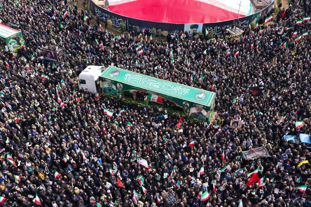 La foule galvanisée a entonné «Allah Akbar» (Dieu est le plus grand).