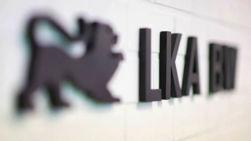 ARCHIVE - An LKA BW sign can be seen in the newsroom of the Baden-Württemberg State Criminal Police Office. (to dpa: "Major raid on right-wing extremist publishing house: Nazi material found") Photo: Marijan Murat/dpa