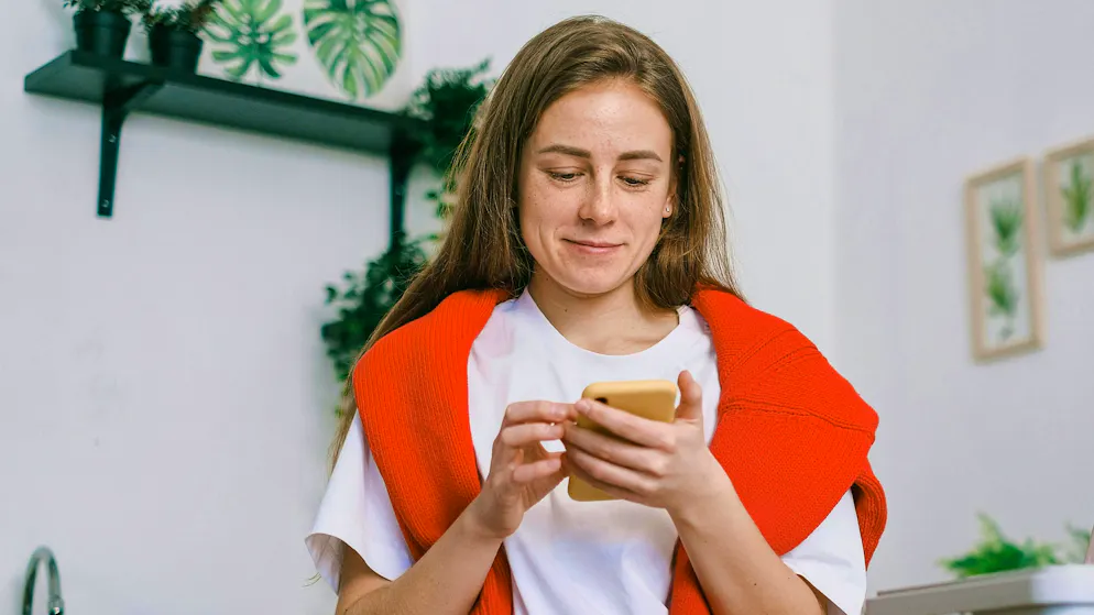 "Throw it away" was yesterday: Recycling defective smartphones keeps raw materials in the cycle.