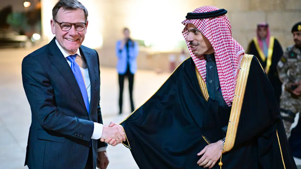 Johann Wadephul (l, CDU), Außenminister, und Faisal bin Farhan, Außenminister von Saudi-Arabien, geben sich im Außenministerium die Hand. Vor dem Hintergrund des Iran-Kriegs trifft der Außenminister seinen saudischen Amtskollegen. Foto: Sebastian Christoph Gollnow/dpa