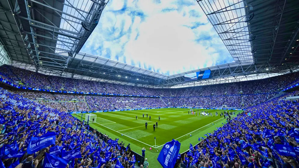 «C'est tellement mieux !». Des stades flambant neufs, moteur de croissance en football