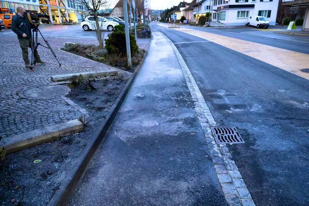 La tragedia di Kherzers. Il punto in cui un autobus postale ha preso fuoco è raffigurato nel centro di Kerzers, mercoledì 11 marzo 2026. 