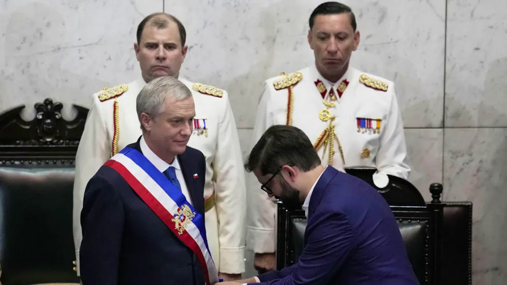 Il presidente uscente del Cile Gabriel Boric, a destra, mette la fascia presidenziale al nuovo presidente Jose Antonio Kast durante la sua investitura oggi a Valparaiso.