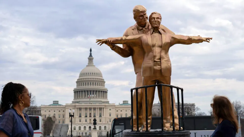 Satira politica. Trump-Epstein in versione «Titanic», nuova statua al National Mall a Washington