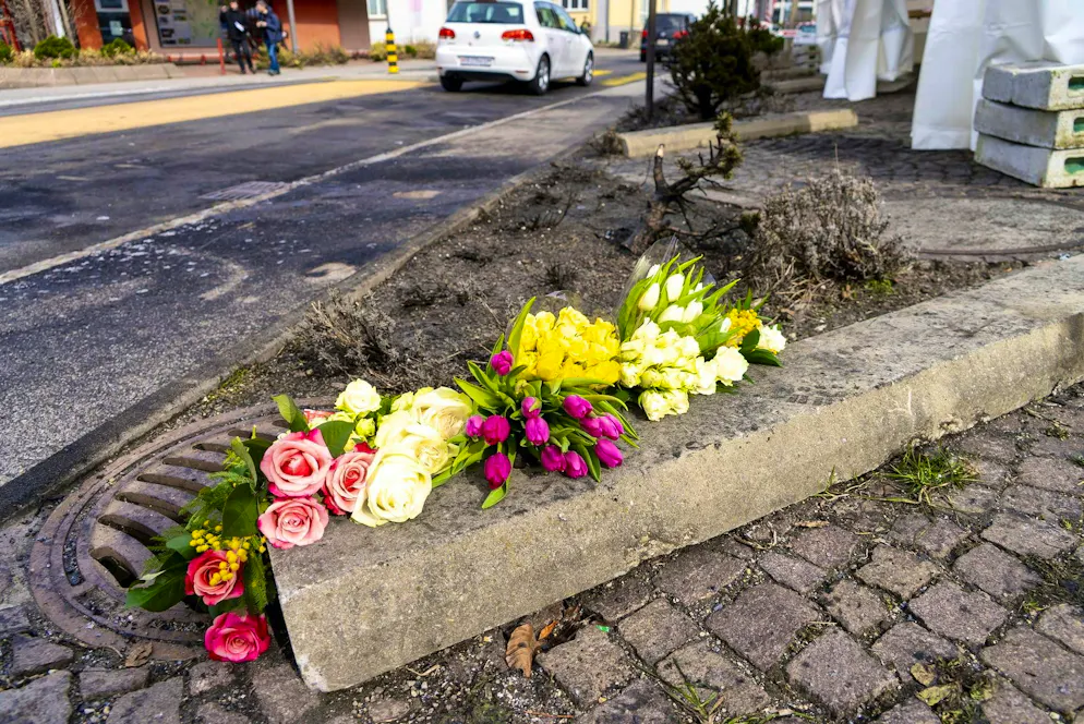 La tragedia di Kherzers. Sono stati deposti dei fiori sul luogo in cui un autobus postale ha preso fuoco nel centro di Kerzers