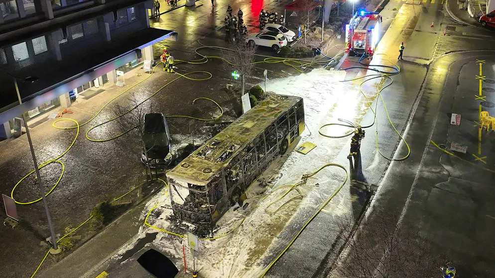 Autopostale in fiamme. I testimoni di Kerzers: «Ho sentito forti urla» e «ho spento le fiamme sui vestiti di un passeggero»