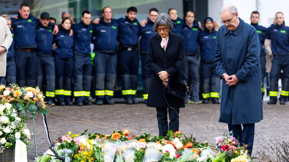 Tragedia a Friburgo. Il presidente della Confederazione Parmelin visita il luogo dell'incendio a Kerzers