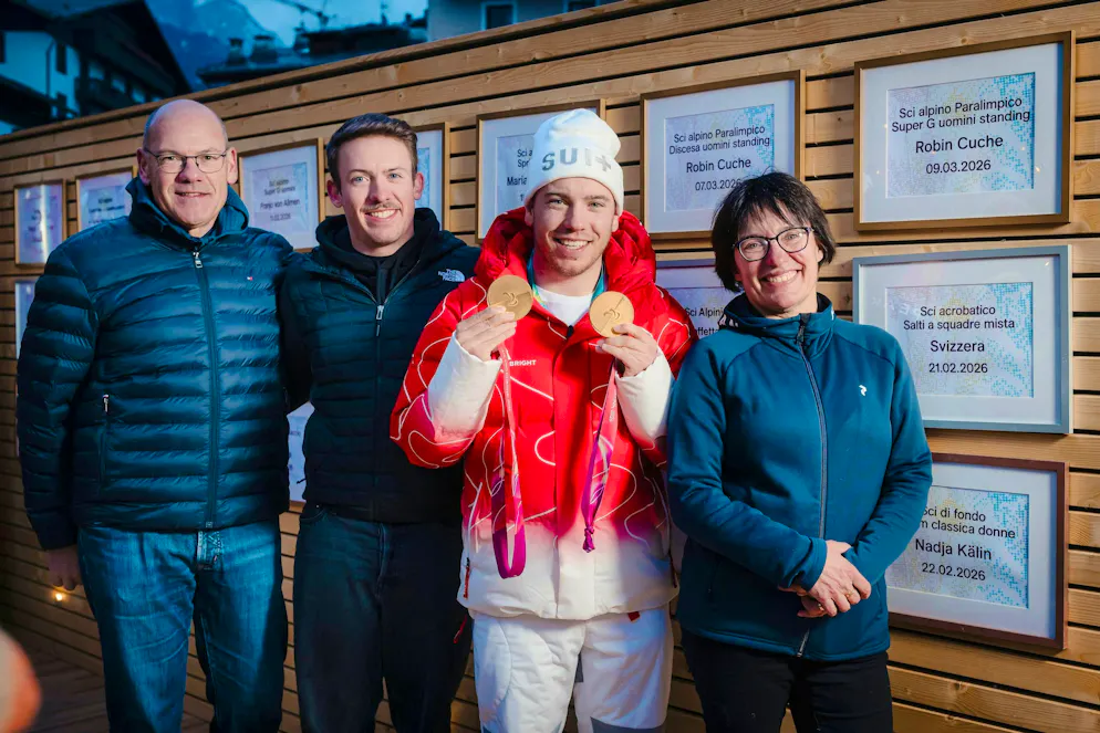 Galleria Toyota Paralimpiadi it. La famiglia Cuche festeggia la medaglia conquistata a Cortina.