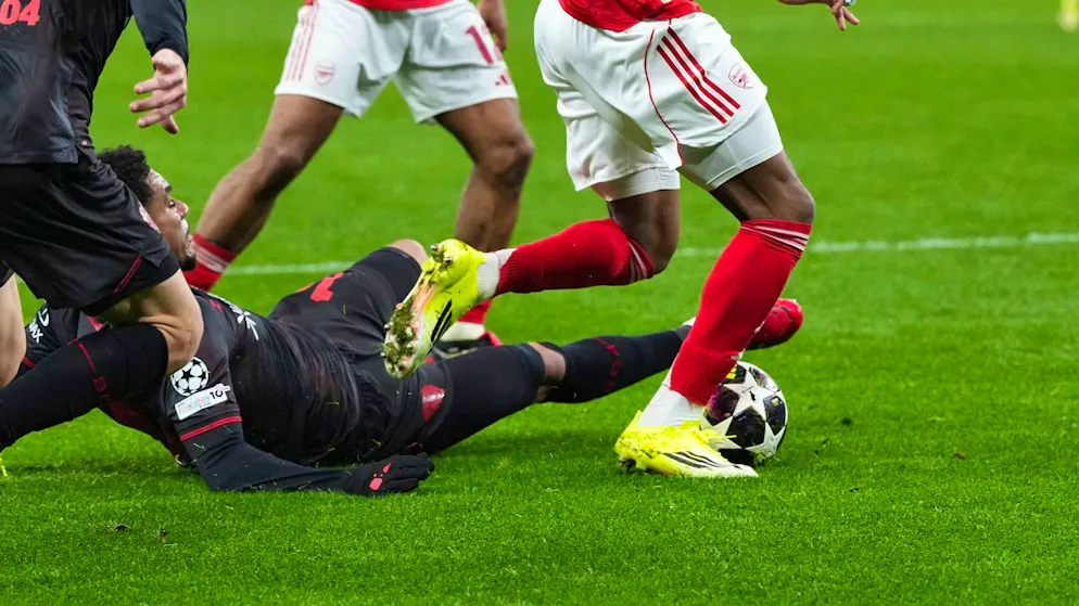 Strittige Penalty-Szene in Leverkusen. blue Schiri-Experte Jaccottet: «Weiterspielen wäre der richtige Entscheid gewesen»