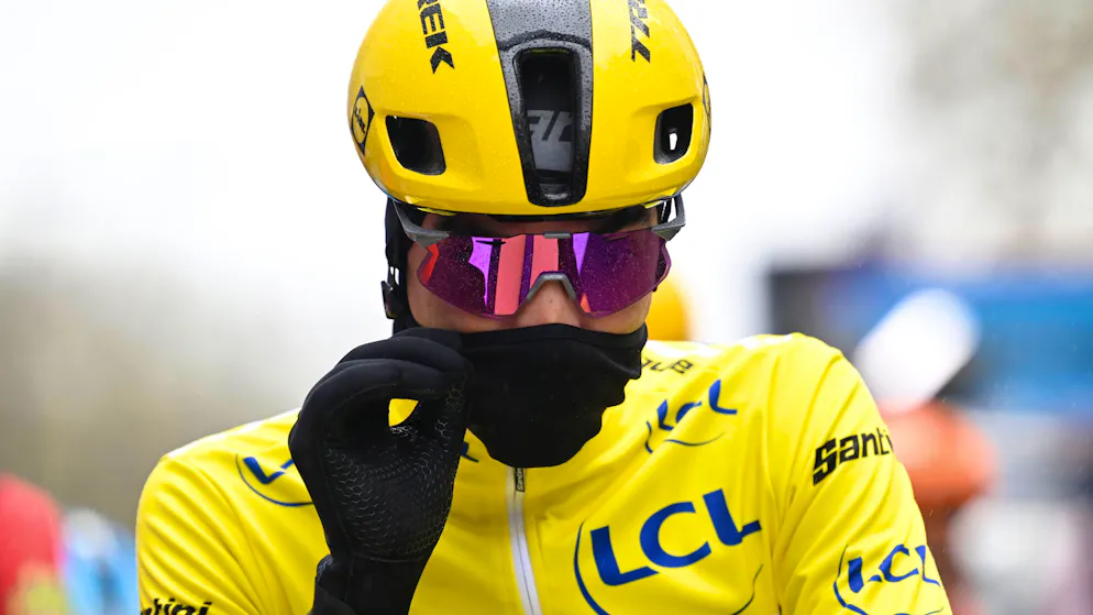 Paris-Nice. Dans des conditions exécrables, le maillot jaune chute et abandonne