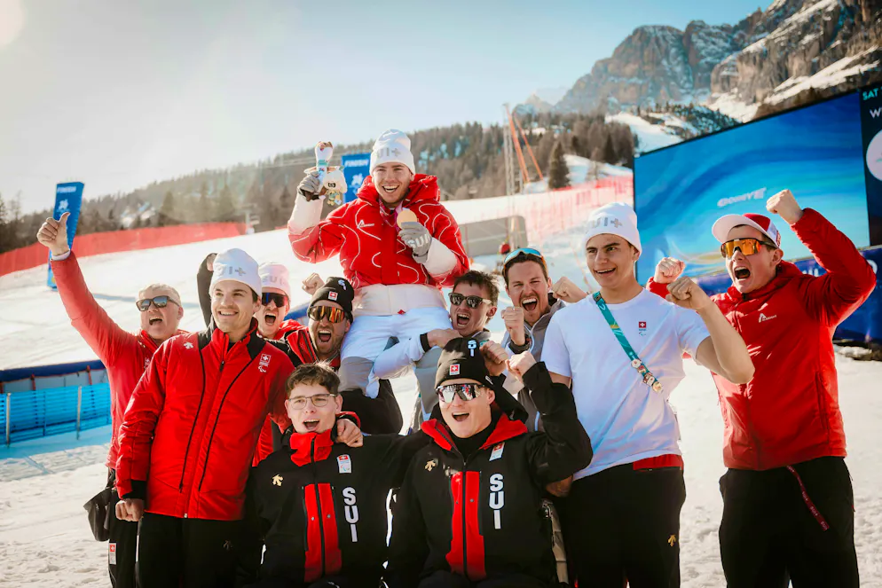 Galleria Toyota Paralimpiadi it. Il Para Ski Team festeggia la prima medaglia d’oro paralimpica di Robin Cuche.