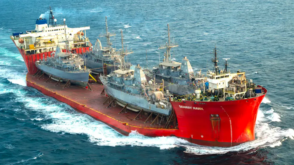 Vier Minenräumer der Avenger-Klasse – die USS Devastator, USS Dextrous, USS Gladiator und USS Sentry – werden per Schiff von Bahrein zum Verschrotten in die USA gebracht.