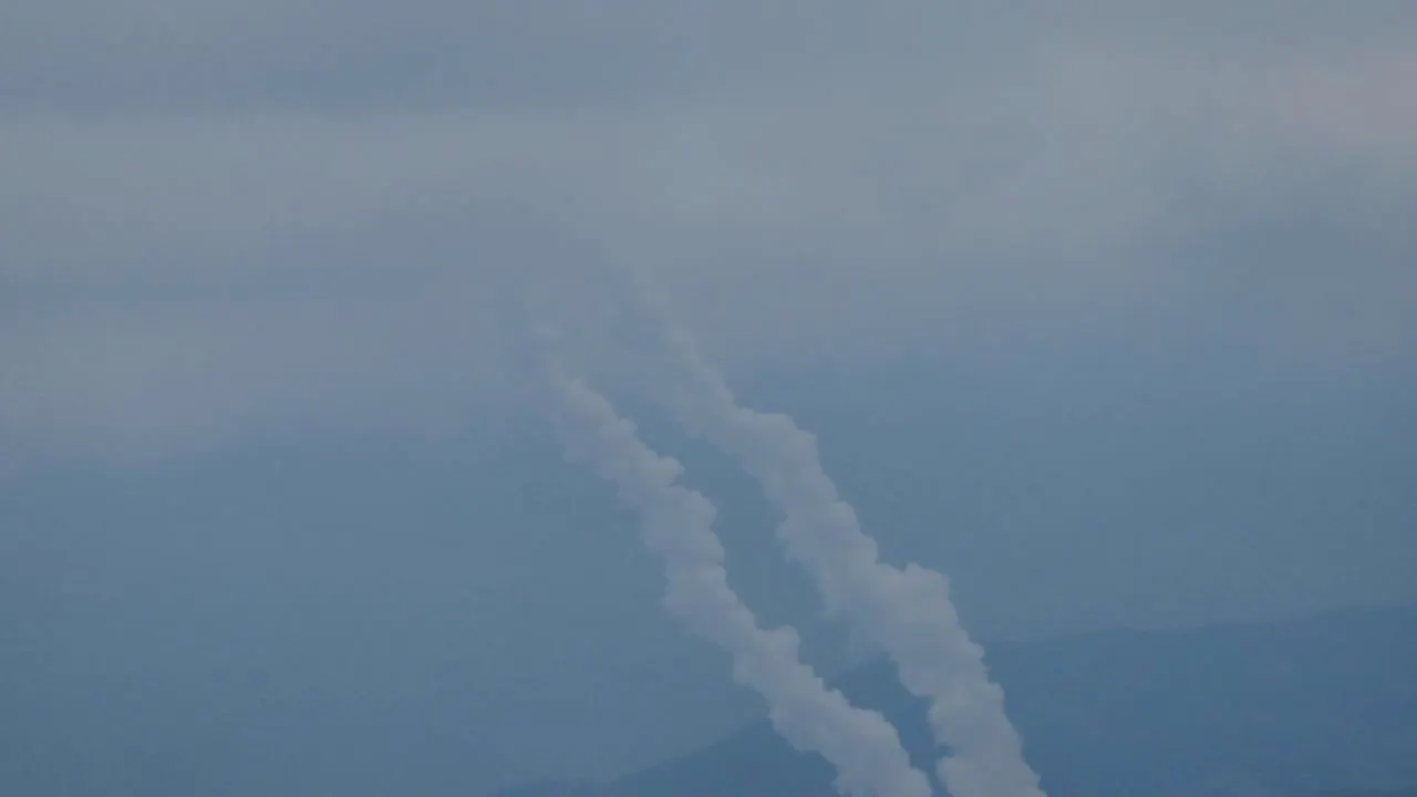 Politik. Hisbollah feuert Dutzende Raketen auf Nordisrael