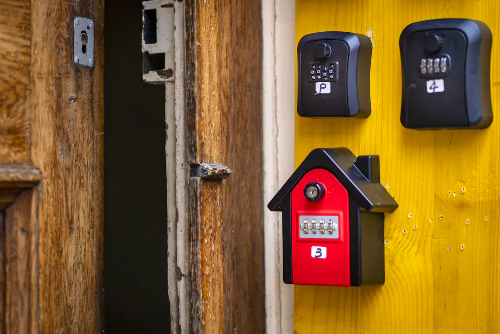 Typische Airbnb-Schlüsselboxen wie diese werden an einem Winterthurer Wohnhaus vorerst nicht mehr anzutreffen sein.