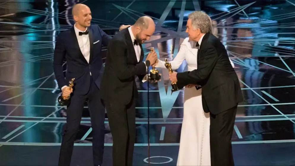Flitzer, Fehler und Familienstreits: kuriose Fakten zur Oscar-Verleihung. Ein Moment, der Oscar-Geschichte schrieb: 2017 las Warren Beatty vom falschen Zettel ab und alle dachten, «La La Land» sei als «Bester Film» gekürt worden. Doch Pleiten, Pech und Pannen gab es schon oft: Wer einen Oscar mit falschem Namen bekam, wie ein Flitzer für Lacher sorgte und warum ein Unbekannter mehr Oscars besass als jede Hollywood-Grösse, erfahren Sie hier ...