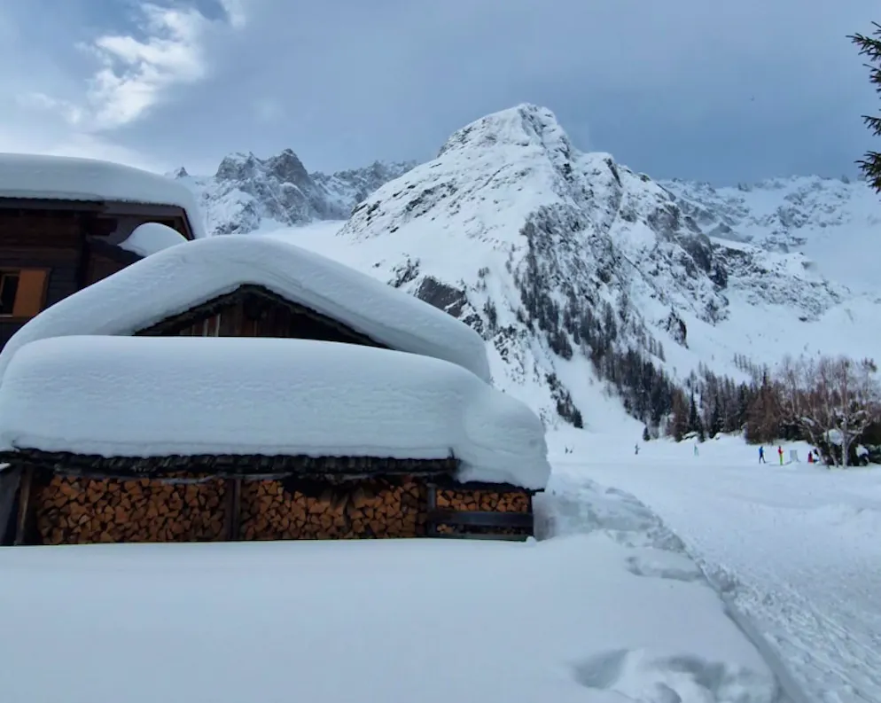 Toits ensevelis sous plus d’1,5 m de neige à La Fouly le 20 février dernier. L’hiver n'est pas encore terminé en montagne. 