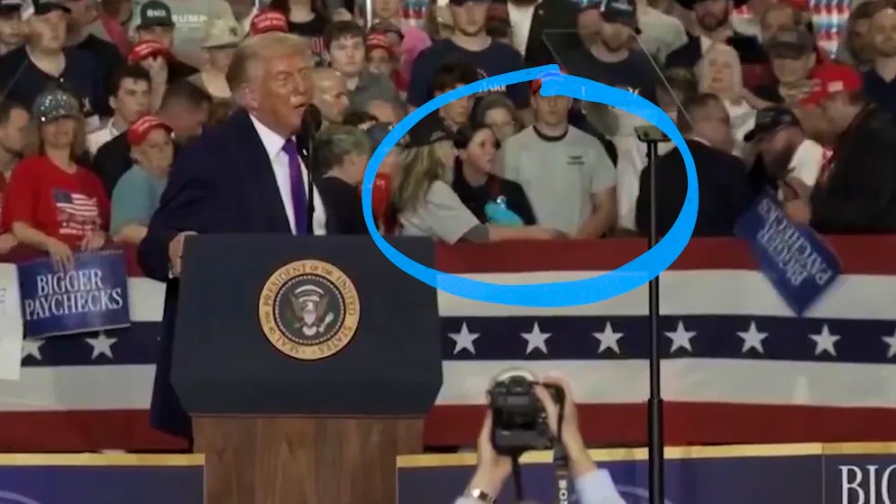 Recently in Kentucky. Emergency during his speech? Trump (79) reacts like a very, very old man