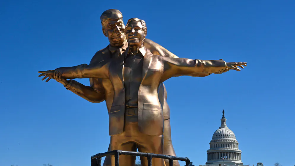 Am Kapitol in Washington. Statue zeigt Trump und Epstein in «Titanic»-Pose