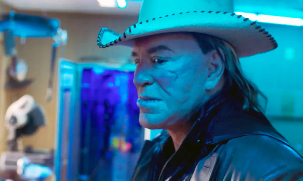 L'attore Mickey Rourke in una scena del film Hunt Club (2023).