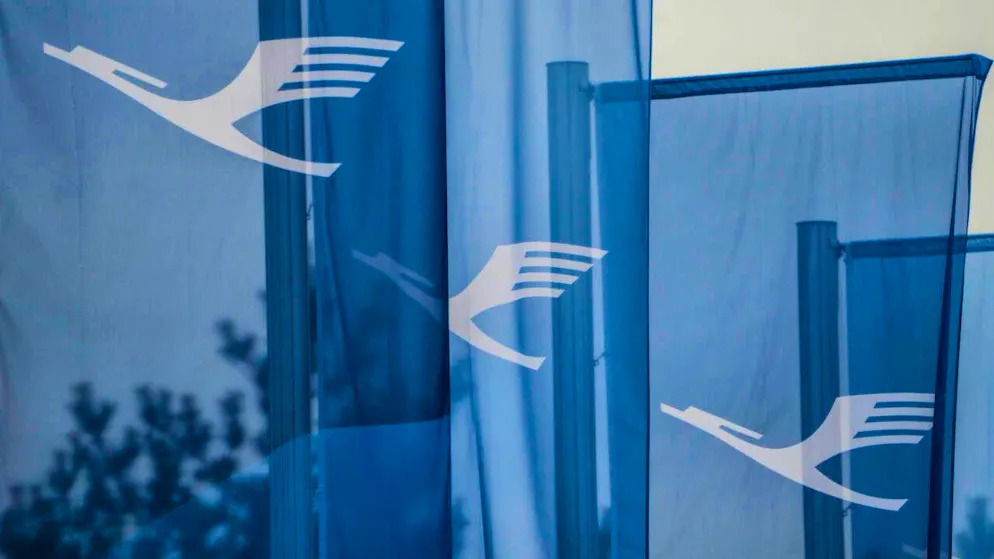 ARCHIVE - In front of the Lufthansa Group headquarters, the Lufthansa Aviation Center, several flags with the new company logo flutter in the wind. Photo: Andreas Arnold/dpa