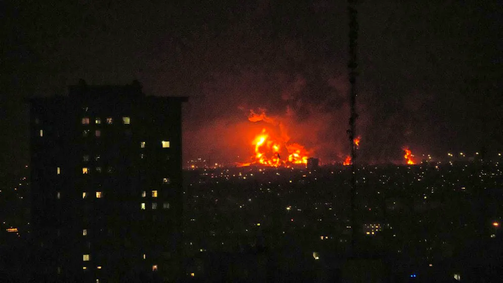 ARCHIVE - Flames rise from an oil storage facility south of the capital as the city is hit during the US-Israeli military campaign. Photo: Vahid Salemi/AP/dpa
